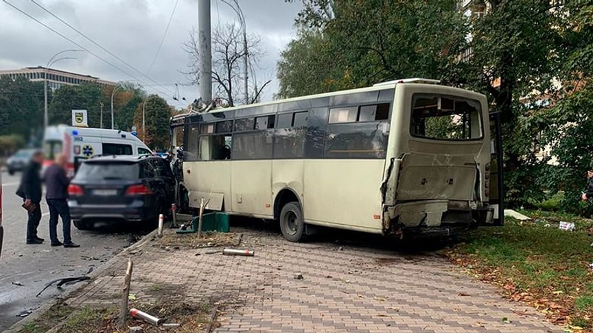 В Киеве автомобиль въехал в автобус, 19 сентября 2022 года