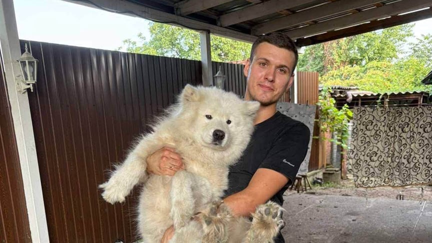 Один із працівників «Нової пошти» із собакою, якого вигнали з відділення