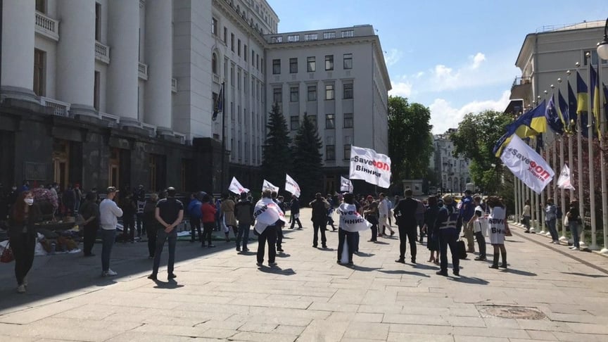 Активісти під будівлею Офісу президента вимагають послабити карантин для бізнесу і дозволити йому працювати, 3 травня, 2020 рік