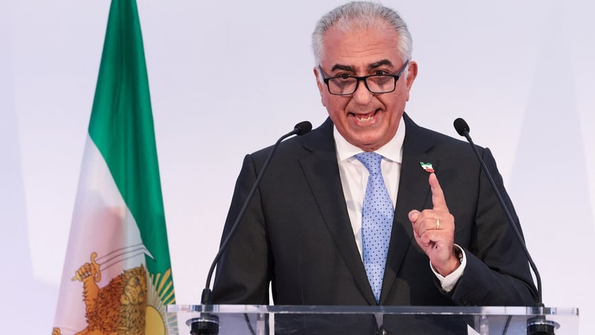 Лідер іранської опозиції та син останнього шаха Ірану Мохаммеда Рези Пахлаві, Реза Пахлаві, проводить пресконференцію в Парижі, 23 червня 2025 року