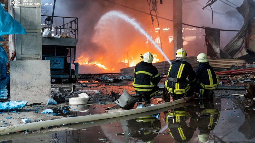 Рятувальники гасять пожежу на місці російського удару, Тернопіль, 6 червня 2025 року