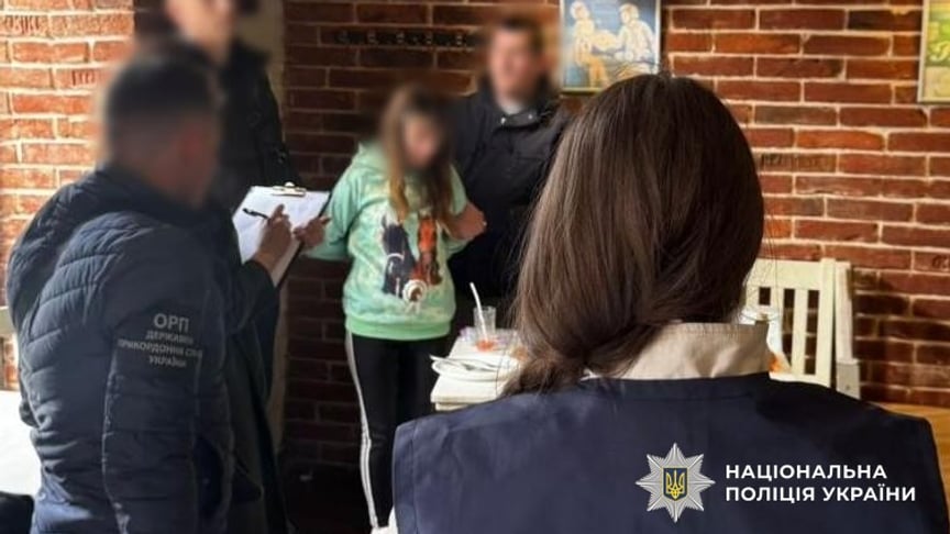 Затримана в Луцьку жінка, яка хотіла продати сина за 25 тисяч доларів