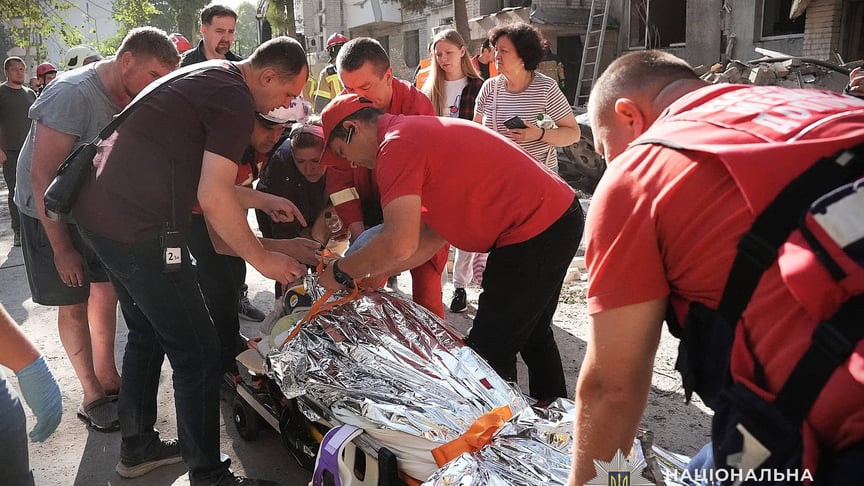 Рятувальники евакуюють постраждалого унаслідок російської атаки на Львів, 30 липня 2026 року