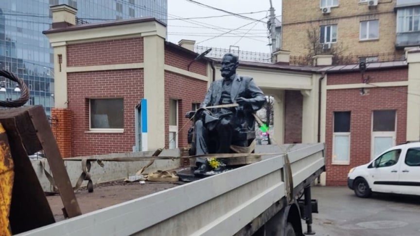 Пам’ятник Івану Павлову прибирають від Олександрівської лікарні у Печерському районі в Києві