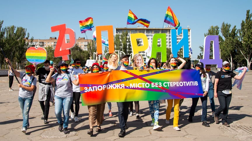 Перший ЛГБТ-прайд у Запоріжжі: із масками, дистанцією, петардами і револьвером