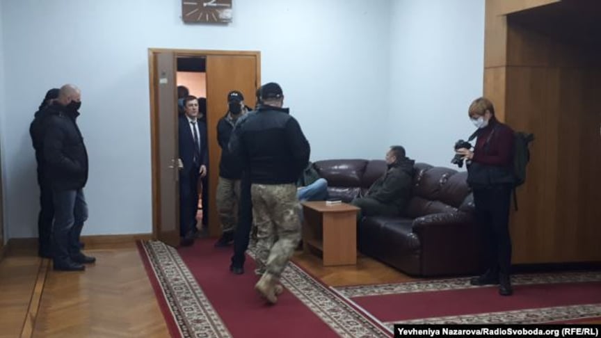 Неизвестные охраняют вход в сессионный зал Запорожского облсовета, 15 декабря 2020 года