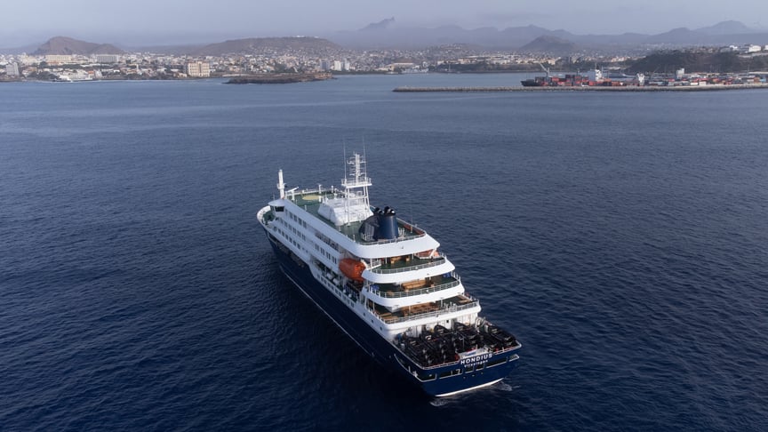 Круїзний лайнер MV Hondius біля порту Праї, столиці Кабо-Верде, 5 травня 2026 року