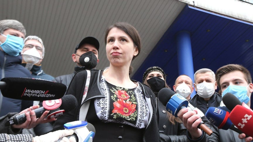 Бывшая народная депутатка Татьяна Черновол отвечает на вопросы журналистов возле здания Государственного бюро расследований, в Киеве, 14 апреля 2020 года