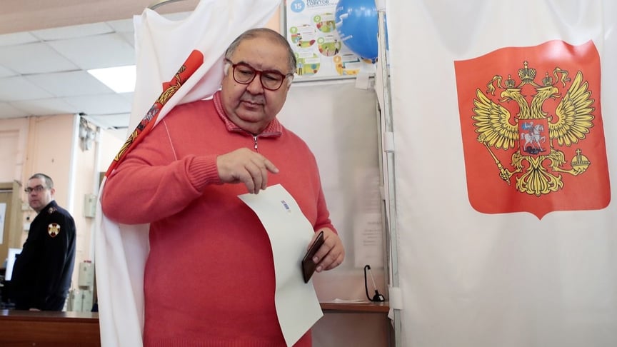 Ілюстративне фото. російський мільярдер Алішер Усманов голосує на президентських виборах у росії 18 березня 2018 року
