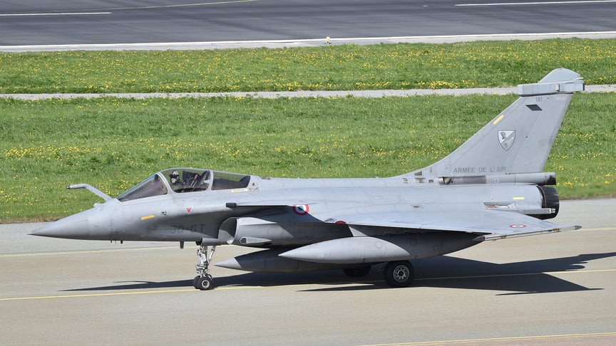 Ілюстративне фото. Винищувач Dassault Rafale C ВПЦ Франції вирулює для вильоту на завдання під час навчань Arctic Challenge 2019