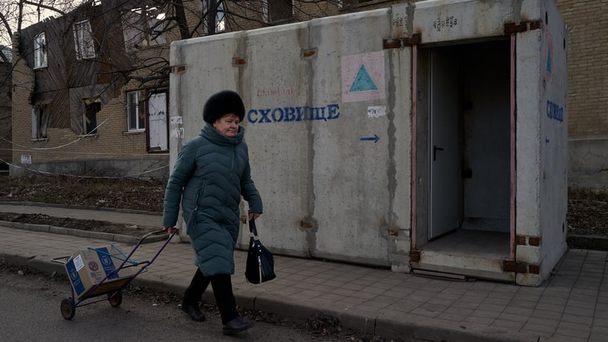 Жінка йде повз укриття, Україна, 11 лютого 2025 року