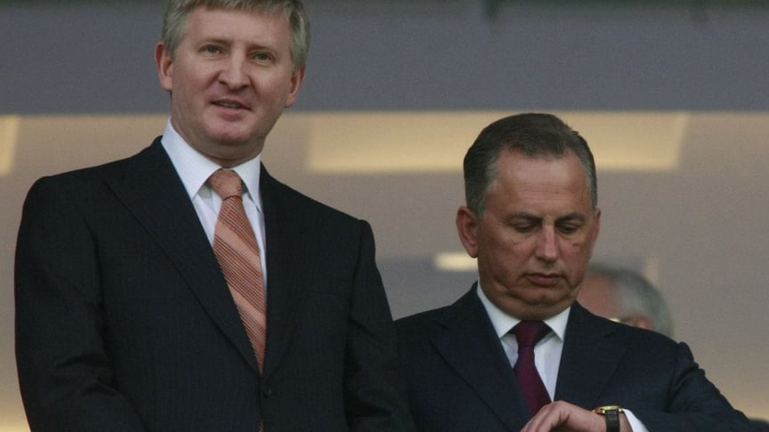 Президент ФК «Шахтар» (Донецьк) Рінат Ахметов, ліворуч, та віце-прем'єр-міністр — міністр інфраструктури України Борис Колесніков під час фінального матчу Кубка України з футболу між ФК «Металург» (Донецьк) і ФК «Шахтар» (Донецьк) у Києві, 6 травня 2012 року