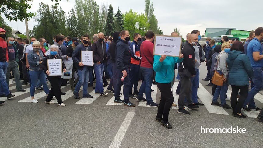 Через простій шахт на Донеччині працівники ДТЕК вийшли на мітинг та перекривали дорогу