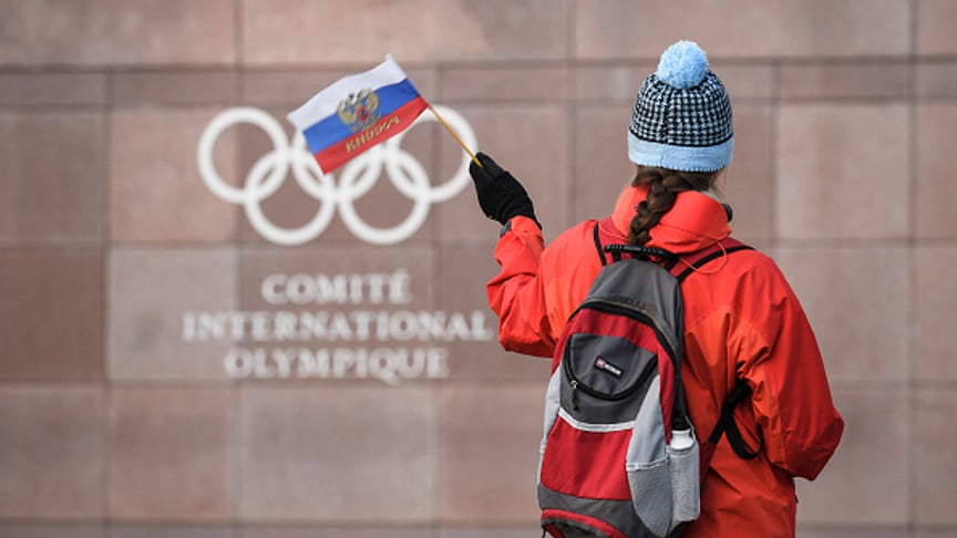 російський прапор поруч з логотипом Міжнародного олімпійського комітету (МОК)