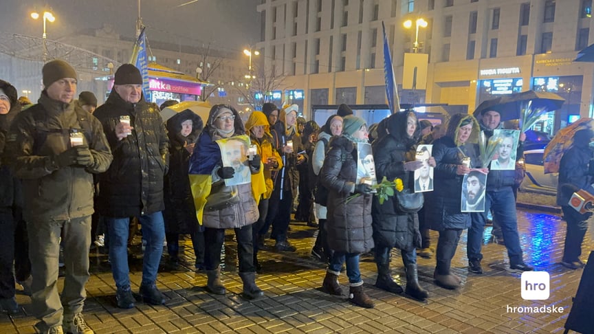 Учасники ходи памʼяті з ушанування перших загиблих героїв Небесної Сотні крокують Хрещатиком у бік вулиці Грушевського, 22 січня 2025 року