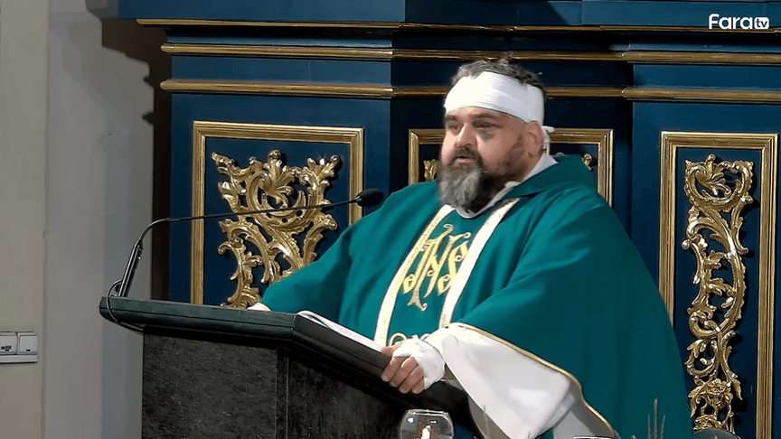 Священник Адріан, який постраждав під час нападу з ножем у монастирі, виголошує проповідь, 26 вересня 2026 року