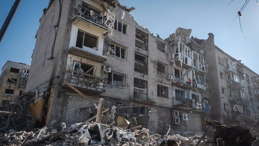 Багатоповерхівка в Покровську Донецької області, у яку поцілили російські війська
