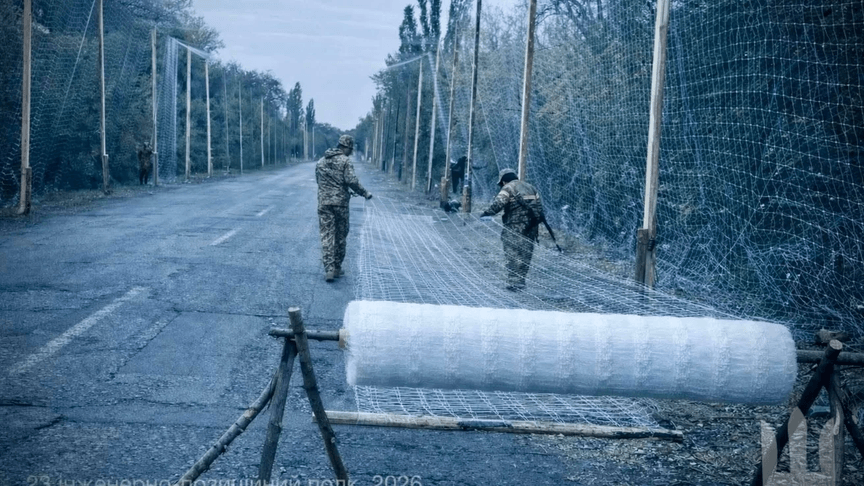 Ілюстративне фото. Військові встановлюють антидронові сітки