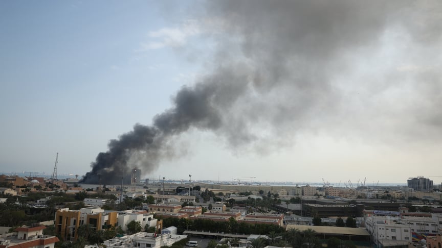 Дим після атаки Ірану на штаб П'ятого флоту ВМС США в Бахрейні