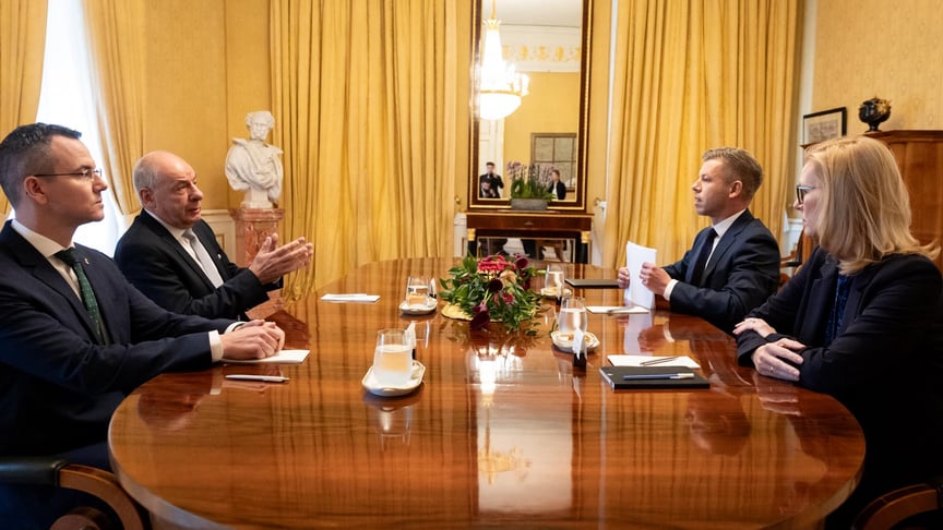 Президент Угорщини Тамаш Суйок на зустрічі з прем'єр-міністром Петером Мадяром Президент Угорщини Тамаш Суйок на зустрічі з прем'єр-міністром Петером Мадяром