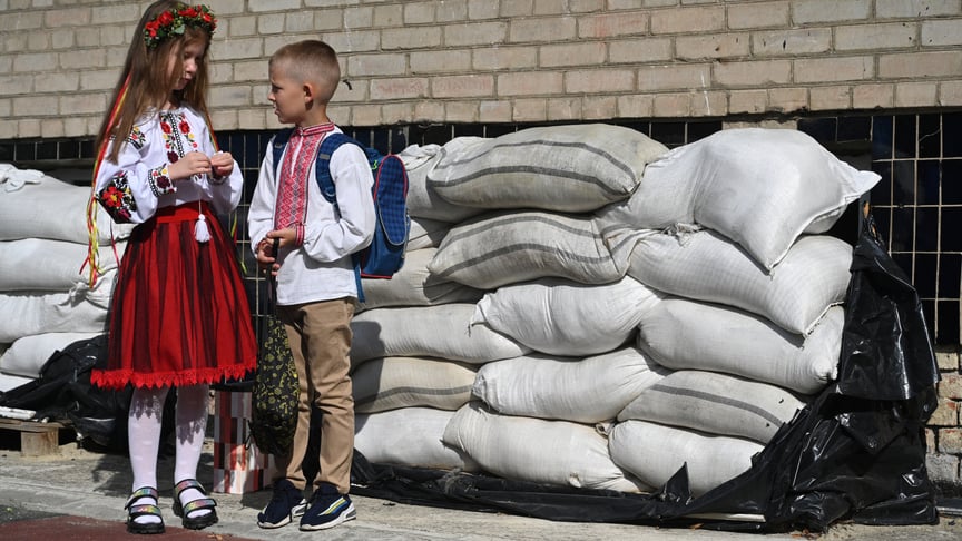 Діти стоять біля мішків із піском на подвір'ї школи у Львові Ілюстративне фото. Школярі стоять біля мішків із піском на подвір'ї школи після церемонії першого дзвоника, 1 вересня 2023 року, Львів