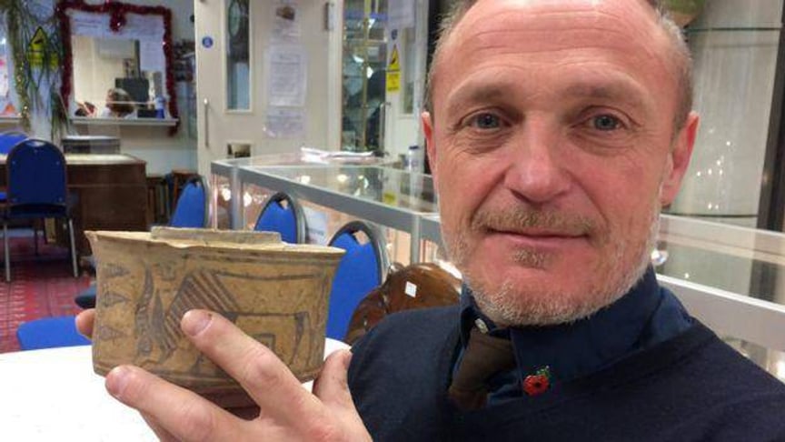 У Британії чоловік купив глечик за $5 та ставив у нього щітку. Виявилося, посудині понад 4 тисячі років