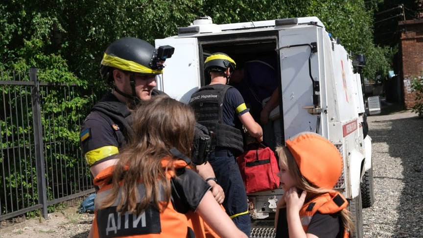 Ілюстративне фото. Поліціянти проводять евакуацію з Торецької громади, червень 2024 року