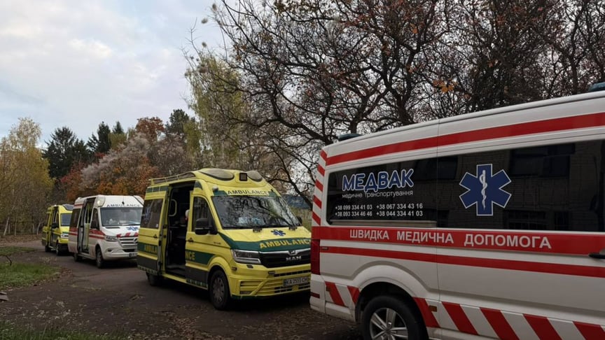 Автівки «швидкої» під час повернення з окупації 11 громадян