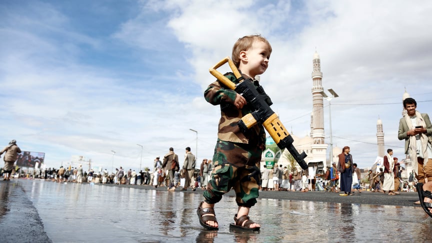 Ілюстративне фото. Дитина з іграшковим автоматом під час мітингу на підтримку Ірану в Ємені