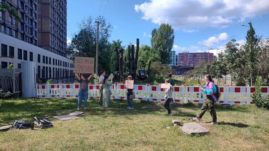 Активісти протестують проти вирубки дерев на Теремках у Києві для будівництва теплотраси