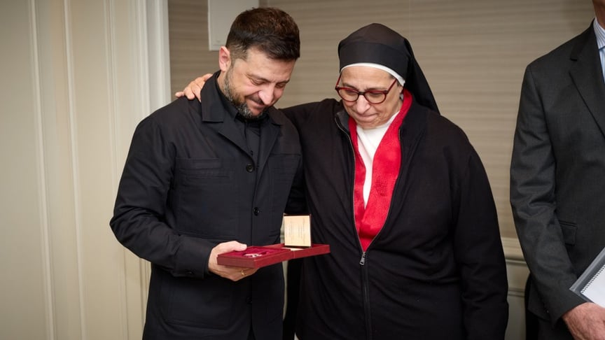 Президент України Володимир Зеленський у Мадриді нагороджує орденом княгині Ольги Марію Люсію, 18 листопада 2025 року