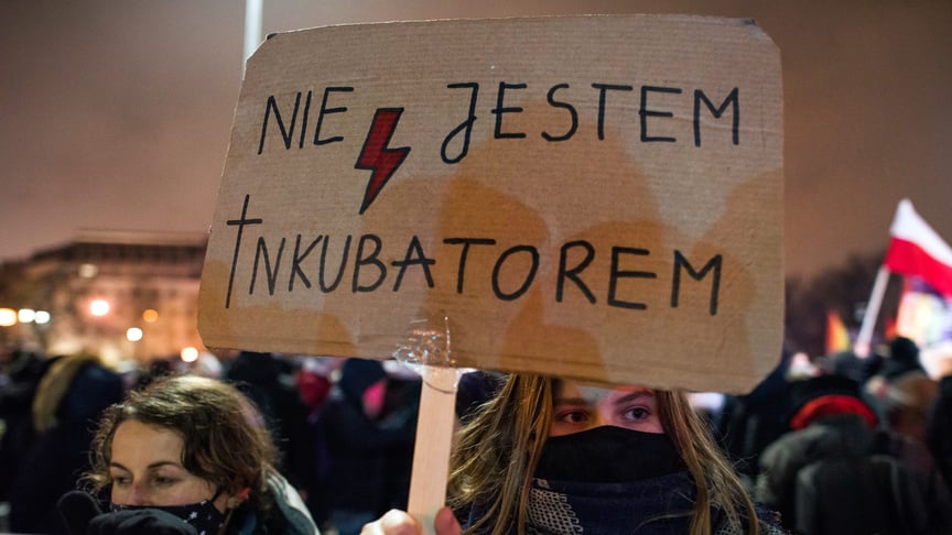 Ілюстративне фото. Протестувальниця у Варшаві тримає плакат із надписом «Я не є інкубатором», Польща, 28 січня 2021 року