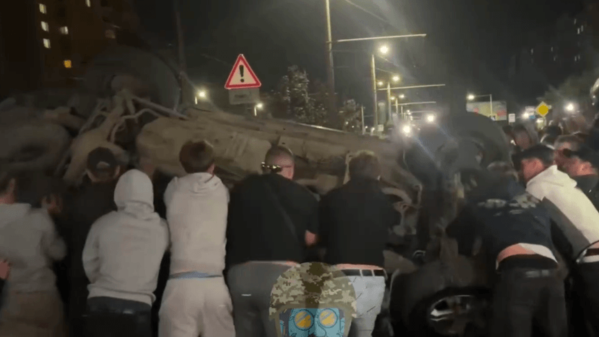 Чоловіки у Львові перевертаю автівку ТЦК Чоловіки у Львові перевертаю автівку ТЦК