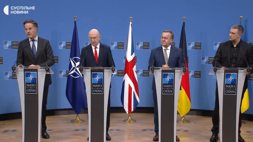 Рютте, Гіллі, Пісторіус і Федоров під час виступу перед журналістами