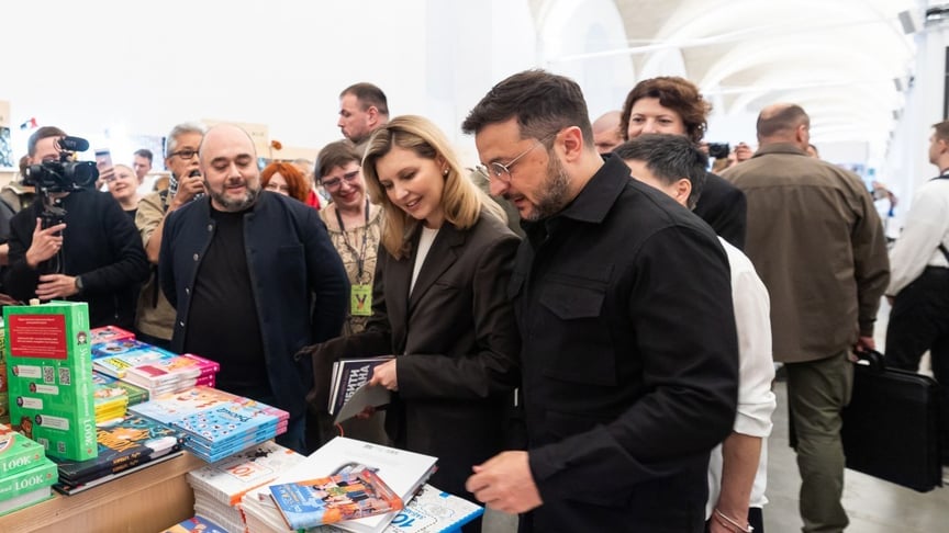 Подружжя Зеленських розглядає книги на фестивалі «Книжковий Арсенал» у Києві