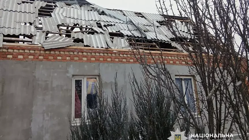 Понівечена будівля внаслідок російського обстрілу