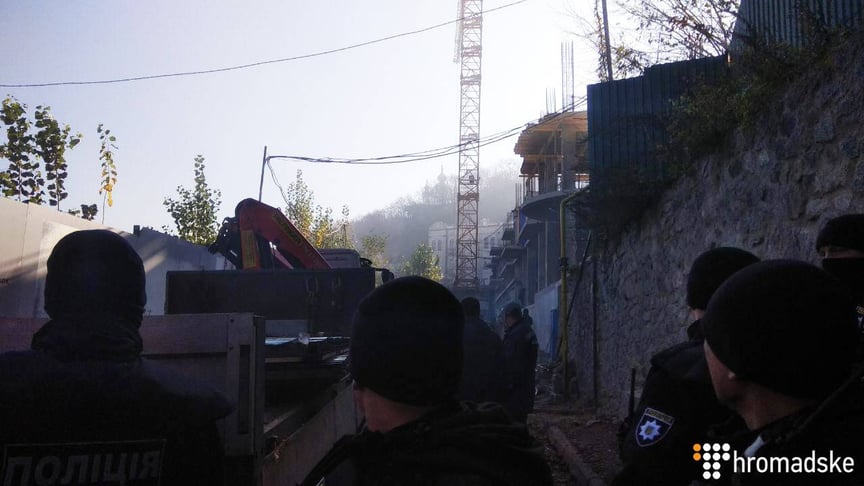 Густий дим майже розсіявся після вибуху на території забудови на Андріївському узвозі