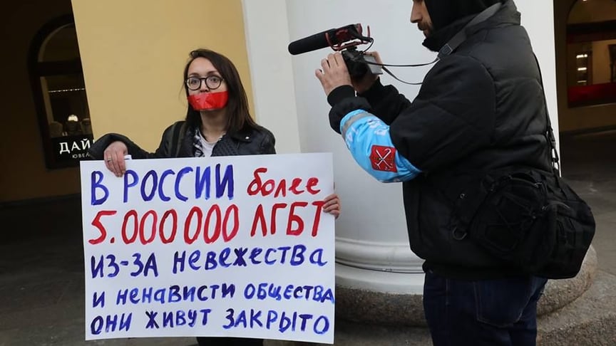  Олена Григор`єва під час акції на підтримку ЛГБТ, архів 