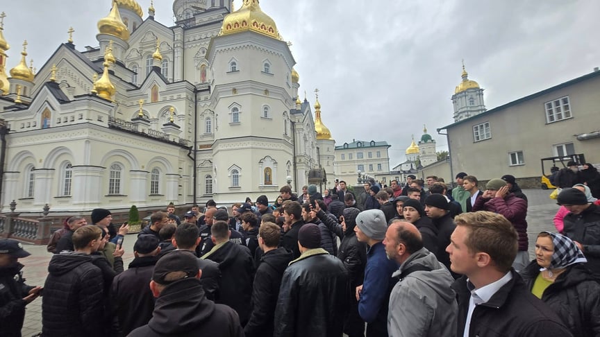 На території Почаївської лаври відбулися сутички між правоохоронцями та вірянами