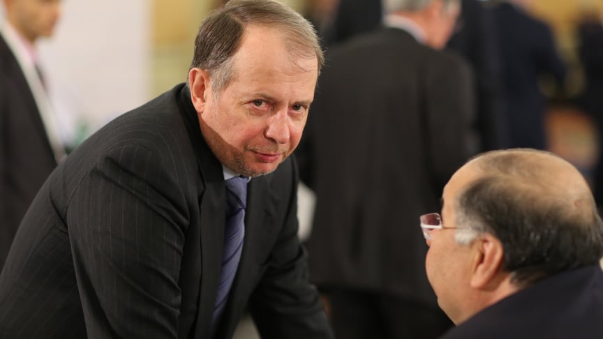 російський мільярдер Володимир Лісін, якого можуть включити до санкційних списків ЄС, розмовляє з російським мільярдером Алішером Усмановим, з якого зняли санкції російський мільярдер Володимир Лісін, якого можуть включити до санкційних списків ЄС, розмовляє з російським мільярдером Алішером Усмановим, з якого зняли санкції