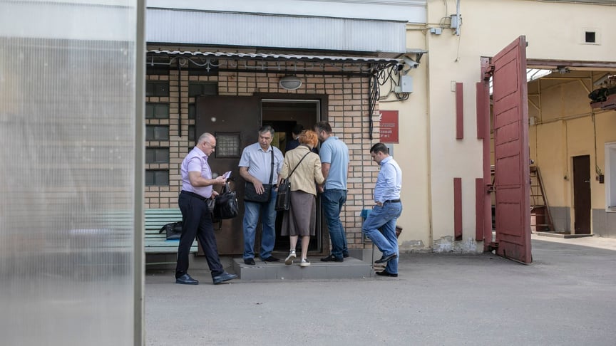 В тюрьму выстроилась очередь. В Москве адвокаты проводят жеребьевку, чтобы попасть к своим подзащитным