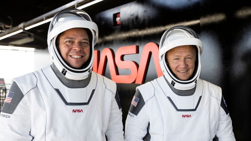 Астронавти NASA Боб Бенкен (ліворуч) і Даг Гарлі під час підготовки до запуску ракети SpaceX Falcon 9 і космічного корабля Crew Dragon в Центрі управління польотами космічного центру Кеннеді NASA у Флориді, США, 23 травня 2020 року