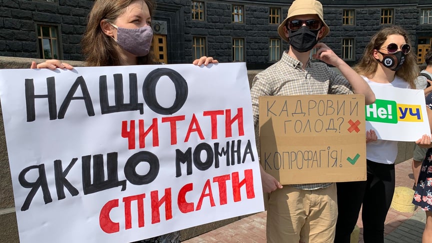 Біля Кабміну протестували проти призначення Сергія Шкарлета виконувачем обов'язків міністра освітиКиїв, 30 червня 2020