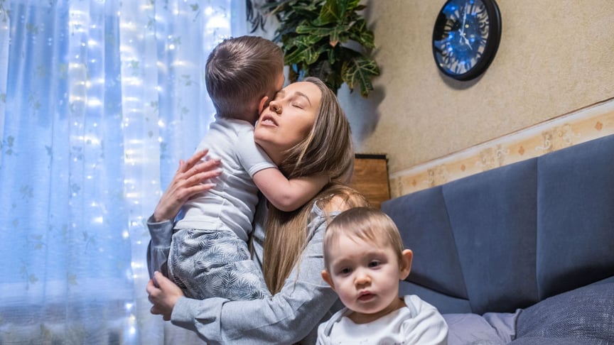 Анастасия Киртадзе из Киева с двумя детьми, которых она родила дома