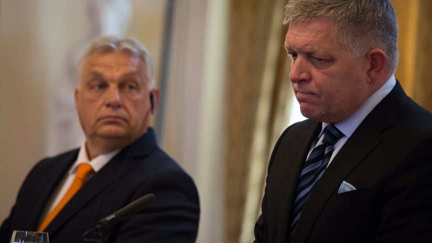 Прем'єр-міністр Словаччини Роберт Фіцо (праворуч) та прем'єр-міністр Угорщини Віктор Орбан (ліворуч) виступають під час спільної пресконференції у Братиславі, 28 квітня 2025 року