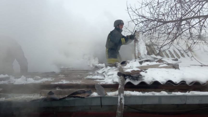 Рятувальник ДСНС ліквідовує наслідки удару росіян