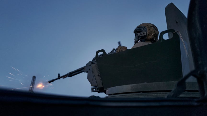 Иллюстративное фото. Украинский военный ведет огонь во время боя в Авдеевке, Донецкая область, 18 августа 2023 года