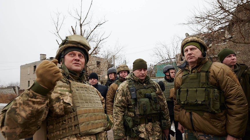 Президент Латвії Раймондс Вейоніс (крайній праворуч) відвідав зону бойових дій на Донбасі