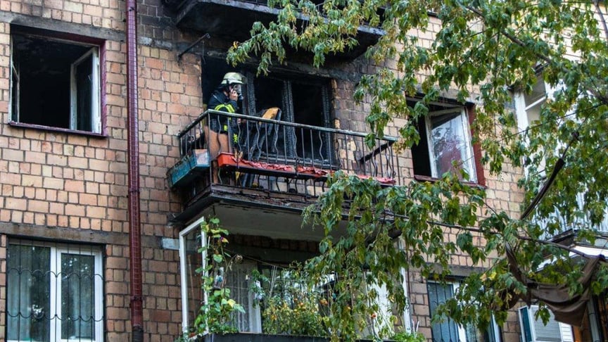У Києві горіла квартира у багатоповерхівці
