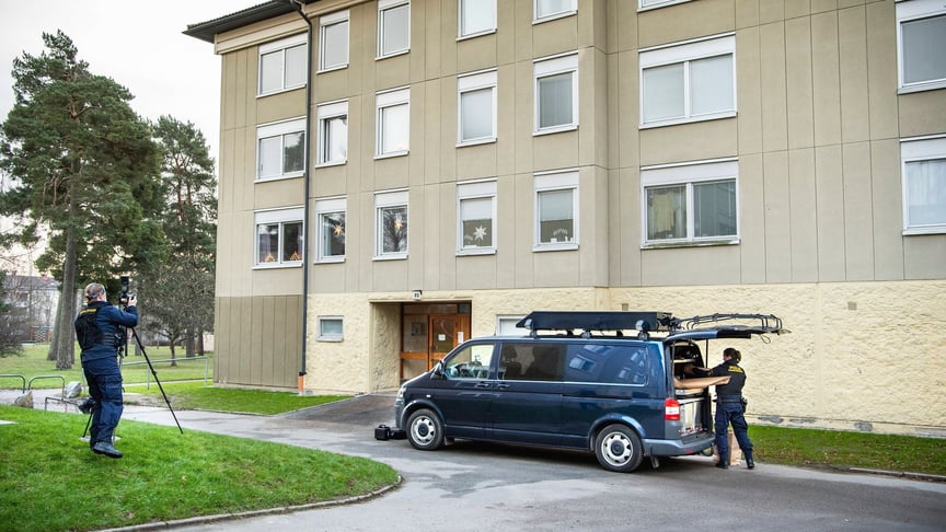 Поліція обшукує будинок, у квартирі якого 70-річна жінка, як підозрюється, утримувала сина протягом майже 30 років. Стокгольм, Швеція, 1 грудня 2020 року